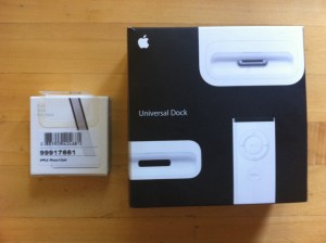 iPhone 4 Dock vs. Universal Dock Links die Packung vom 4er - rechts das Universal Dock