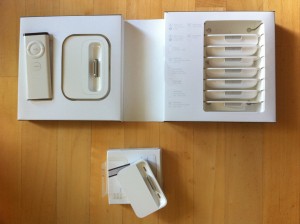 Packungsinhalt iPhone 4 Dock vs. Universal Dock Oben das Universal Dock und unten das 4er Dock